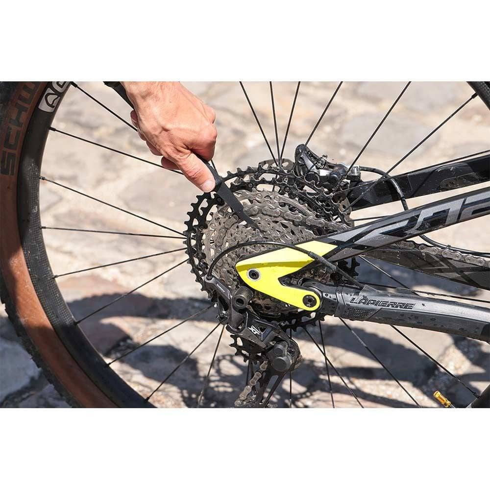 Zefal Clean Brush 3-in-1 bike cleaning tool for chain, freewheel, and derailleur, designed for workshop use.