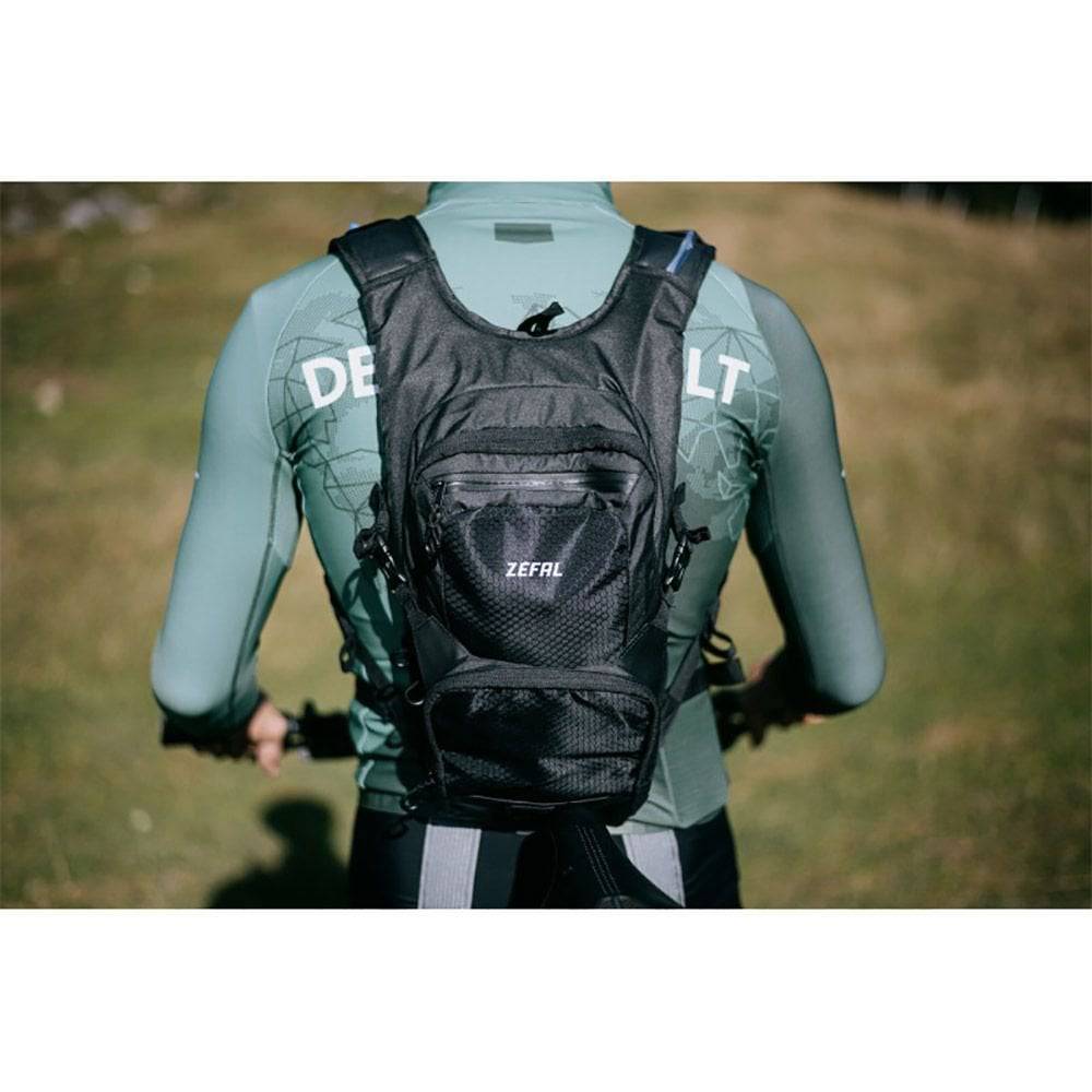 Zefal Z Hydro XC black hydration bag with 2L PEVA bladder, mountain biking accessories, lightweight and adjustable.