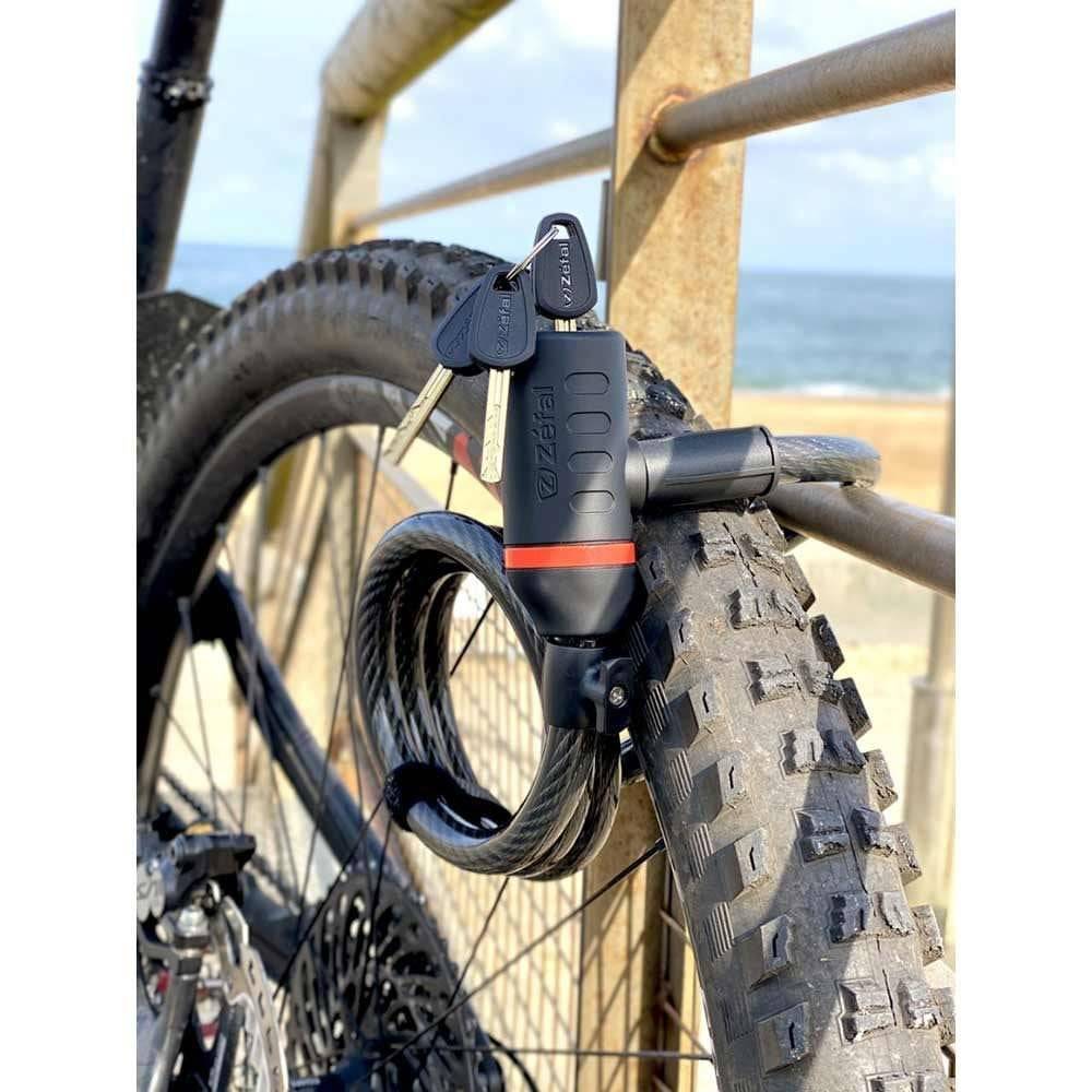 Zefal K-Traz C9 bike security cable lock with mounting clip and three keys, designed for bike security and theft prevention.