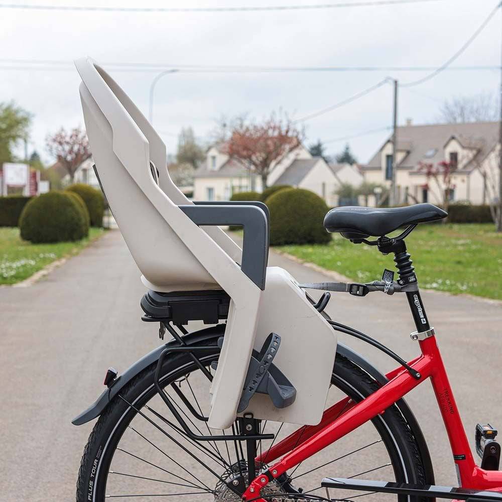 Zefal Raider R70 rear bike rack mounted on a bicycle, compatible with disc and traditional brakes, accessory for bike touring and commuting.