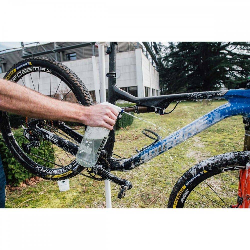 Zefal eco-friendly bike cleaner and shampoo in a workshop setting, with sprayer and cleaning kit components visible.