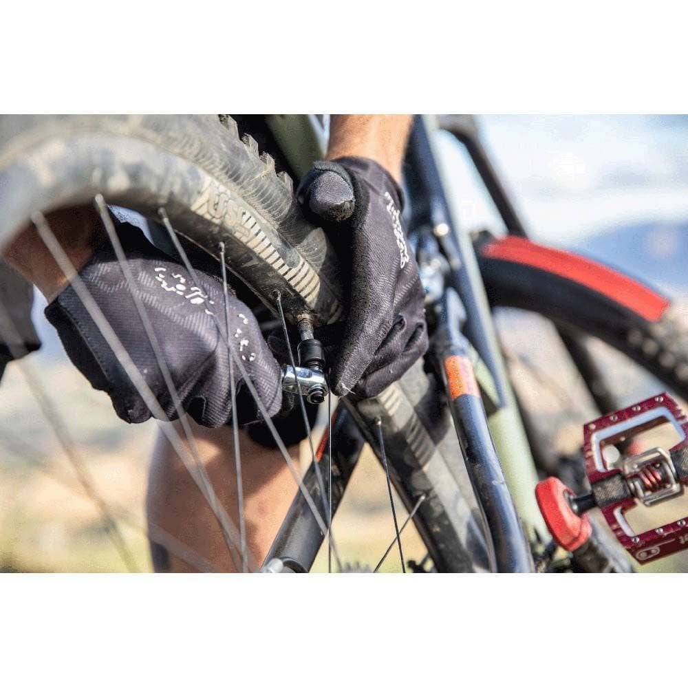Zefal EZ Big Shot hand pump with Z-Push system for Schrader, Presta, and Dunlop valves, accessory for bicycle tire inflation.