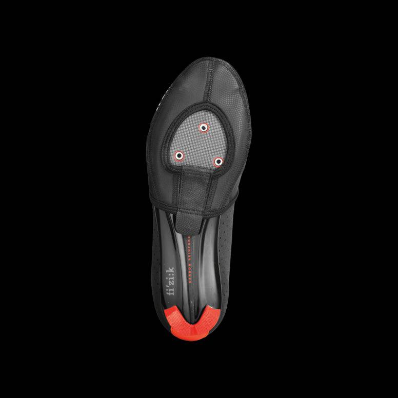 Fizik weather-resistant cycling toe covers with reflective logo, designed to protect shoes from rain and cold.