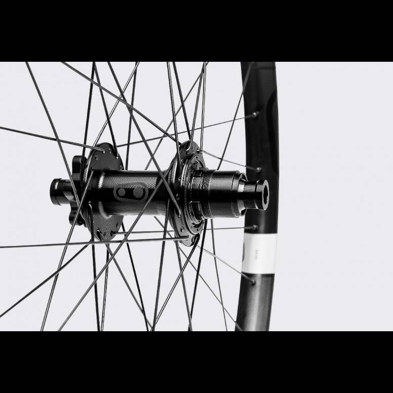 Crankbrothers Synthesis Alloy Enduro MTB rear wheel with i9 hub, 32 spokes, and durable alloy construction for mountain biking.