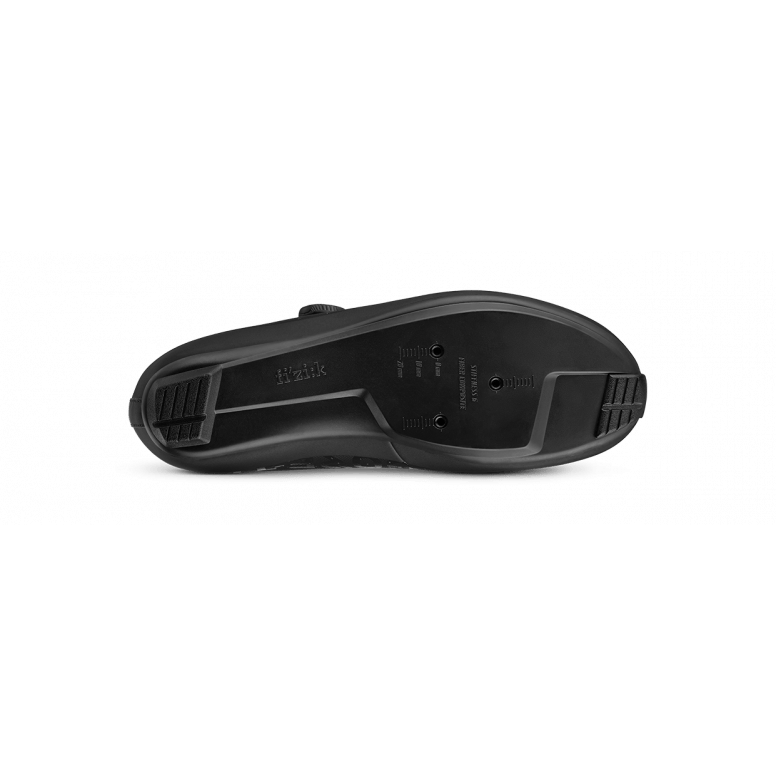 Fizik Tempo Artica R5 GTX winter road cycling shoes with waterproof and insulated design, featuring a sleek black and gray exterior.