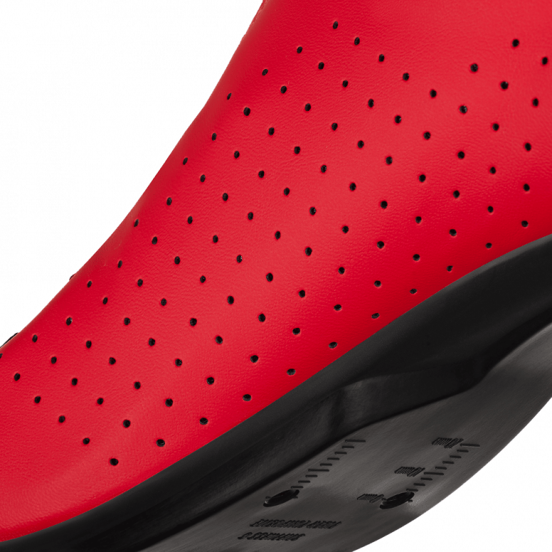 Fizik Vento Omna road cycling shoes with BOA Fit System, black with sleek design, suitable for performance riders