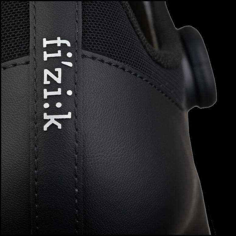 Fizik Vento Omna road cycling shoes with BOA Fit System for performance riders, featuring sleek design and breathable upper material.
