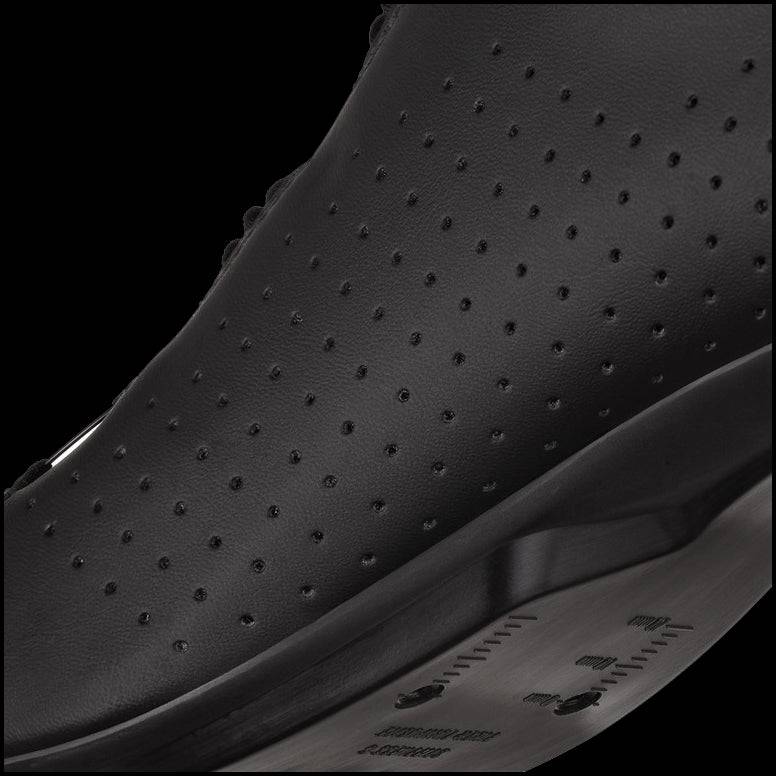 Fizik Vento Omna road cycling shoes with BOA Fit System, lightweight performance footwear for cyclists.