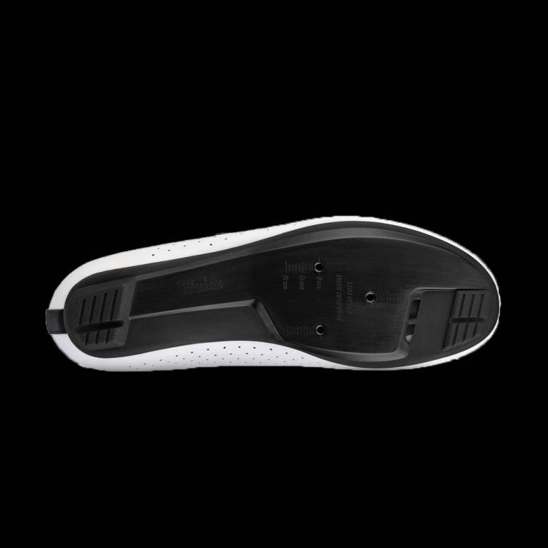 Fizik Vento Omna Wide Fit road cycling shoes with breathable upper and stiff sole for unisex cycling performance.