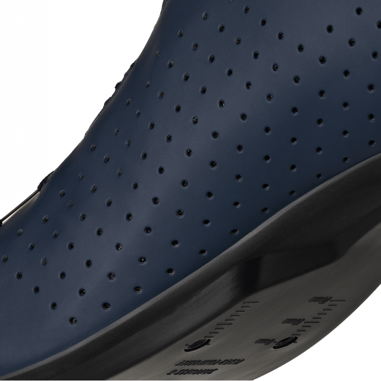 Fizik Vento Omna Wide Fit road cycling shoes with breathable upper, stiff sole, designed for unisex cycling performance.