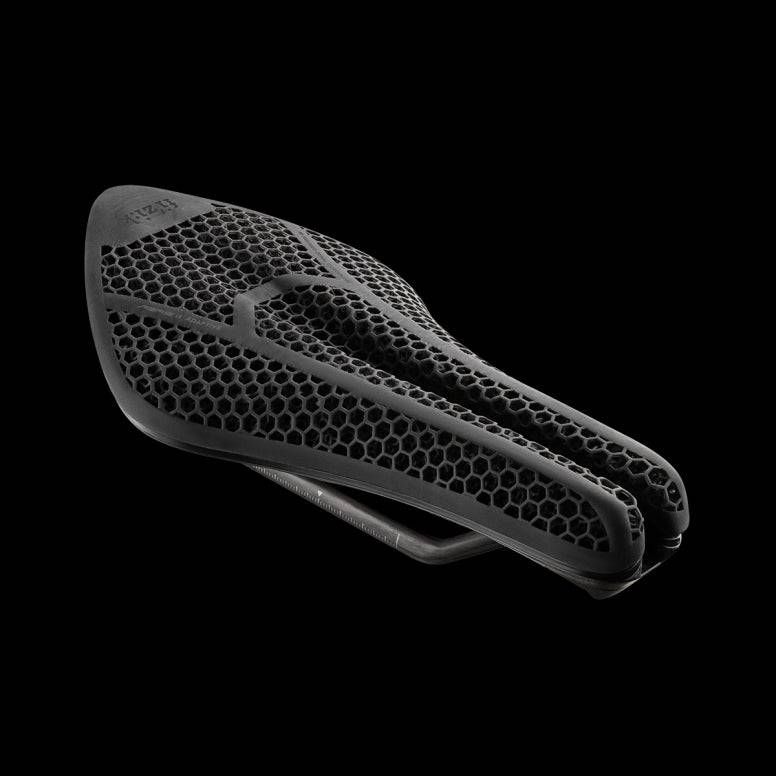 Fizik Transiro Aeris Adaptive R1 triathlon saddle in black, designed for long-distance cycling comfort and performance.