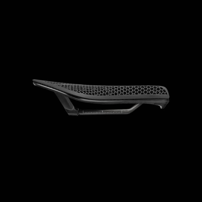 Fizik Transiro Aeris Adaptive R1 long-distance triathlon saddle in black, designed for comfort and performance in cycling.