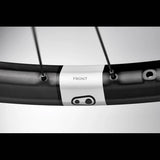 Crankbrothers Synthesis E11 Carbon front wheel for enduro and trail riding with Hydra Hub, showcasing lightweight carbon rim and hub details.