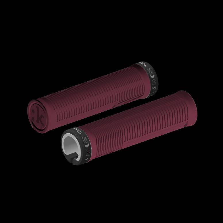 Fizik Comfort Feel MTB grip with vibration dampening, lock-on design, and ergonomic rubber surface for secure mountain biking handling.