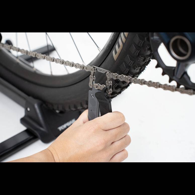 Topeak POWER LEVER II bike tool with chain hook and detachable tyre levers, black workshop tool for bike maintenance.