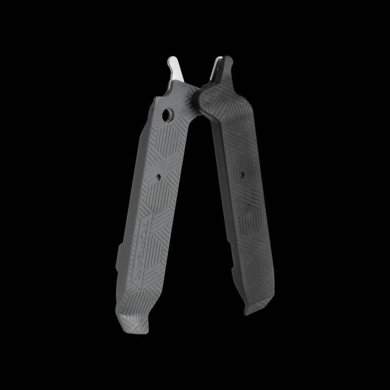 Topeak POWER LEVER II bike workshop tool with chain hook and detachable tyre levers in black, designed for bike maintenance.