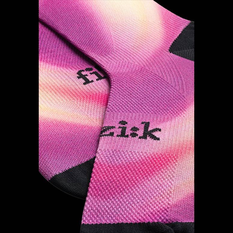 Fizik Fade cycling socks showing breathable, moisture-wicking fabric with fade design, ideal for cycling performance and comfort.