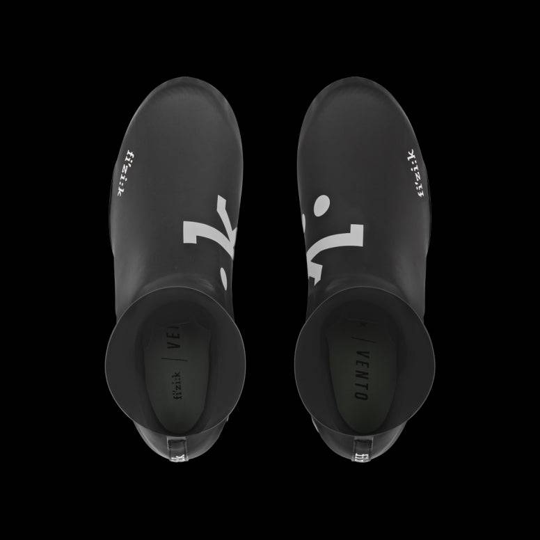Fizik waterproof cycling overshoes for road and off-road, protecting shoes from water and dirt during rides.