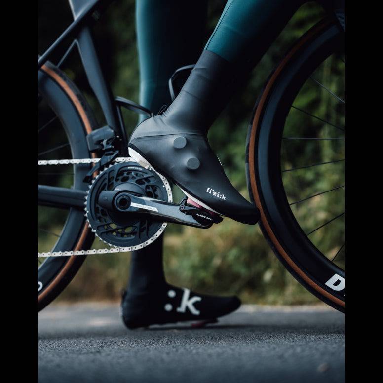 Fizik waterproof cycling overshoes for road and off-road shoes, designed to protect and keep feet dry during rides.