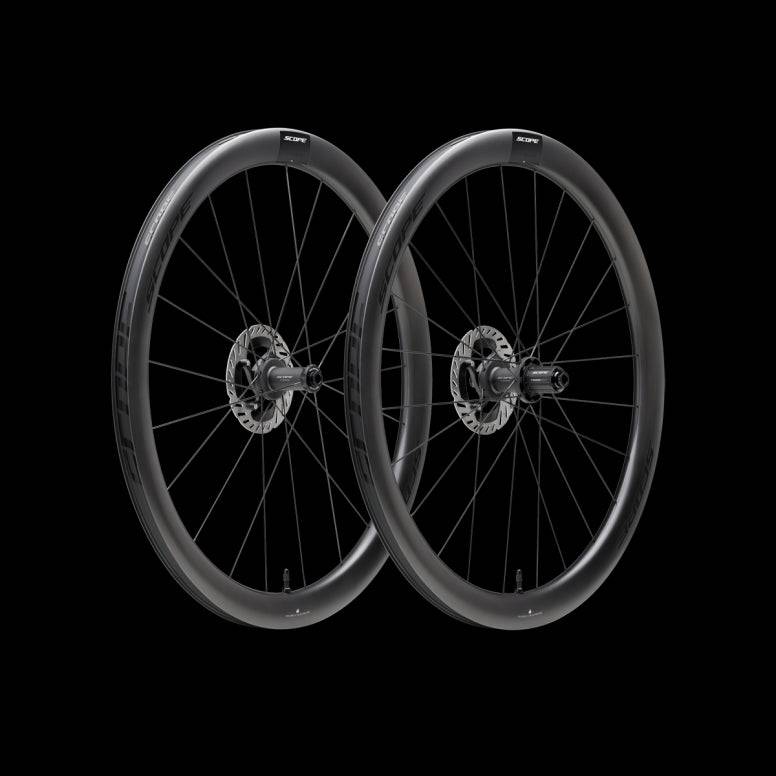 Scope Cycling R4 V2 45mm road wheelset with aerodynamic tubeless-ready wheels, shown with black rims and spokes.