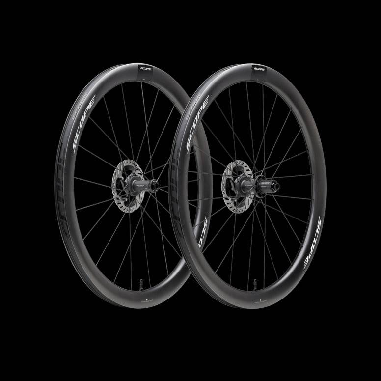 Scope Cycling R4.A V2 45mm allroad wheelset with tubeless-ready, aerodynamic design, shown with black rims and spokes.