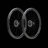 Scope Cycling R4.A V2 45mm allroad wheelset with tubeless-ready, aerodynamic design, shown with black rims and spokes.