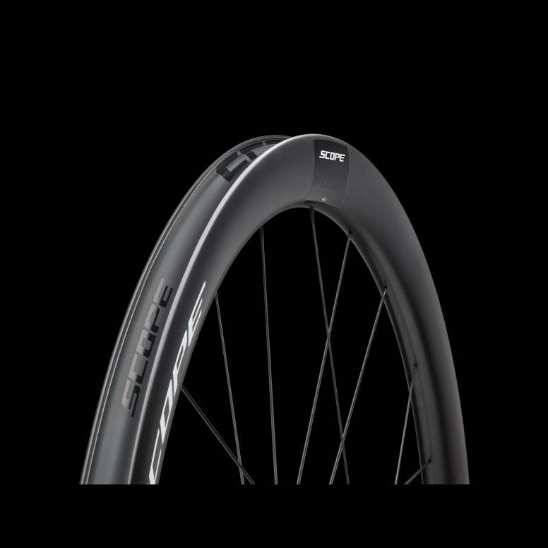 Scope Cycling R4.A V2 45mm allroad wheelset with tubeless-ready, aerodynamic design, showcasing the sleek black carbon rims.