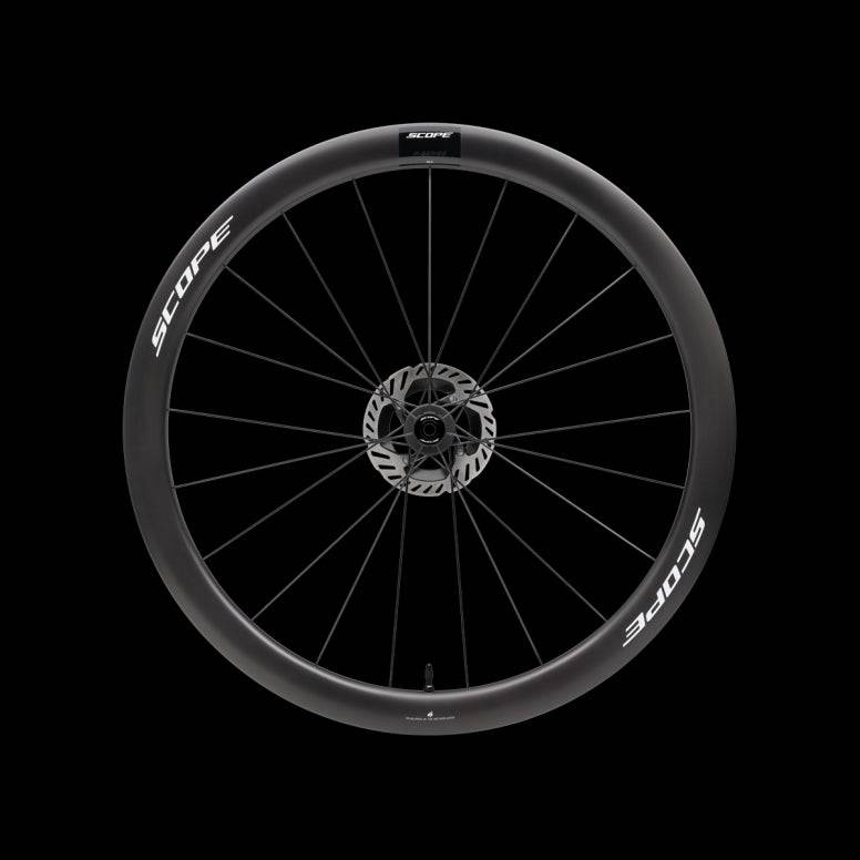 Scope Cycling R4.A V2 45mm allroad wheelset with tubeless-ready, aerodynamic design, featuring black carbon rims and silver spokes.
