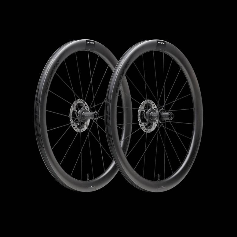 Scope Cycling R4.A V2 45mm allroad wheelset with tubeless-ready aerodynamic design, featuring lightweight alloy rims and black spokes.
