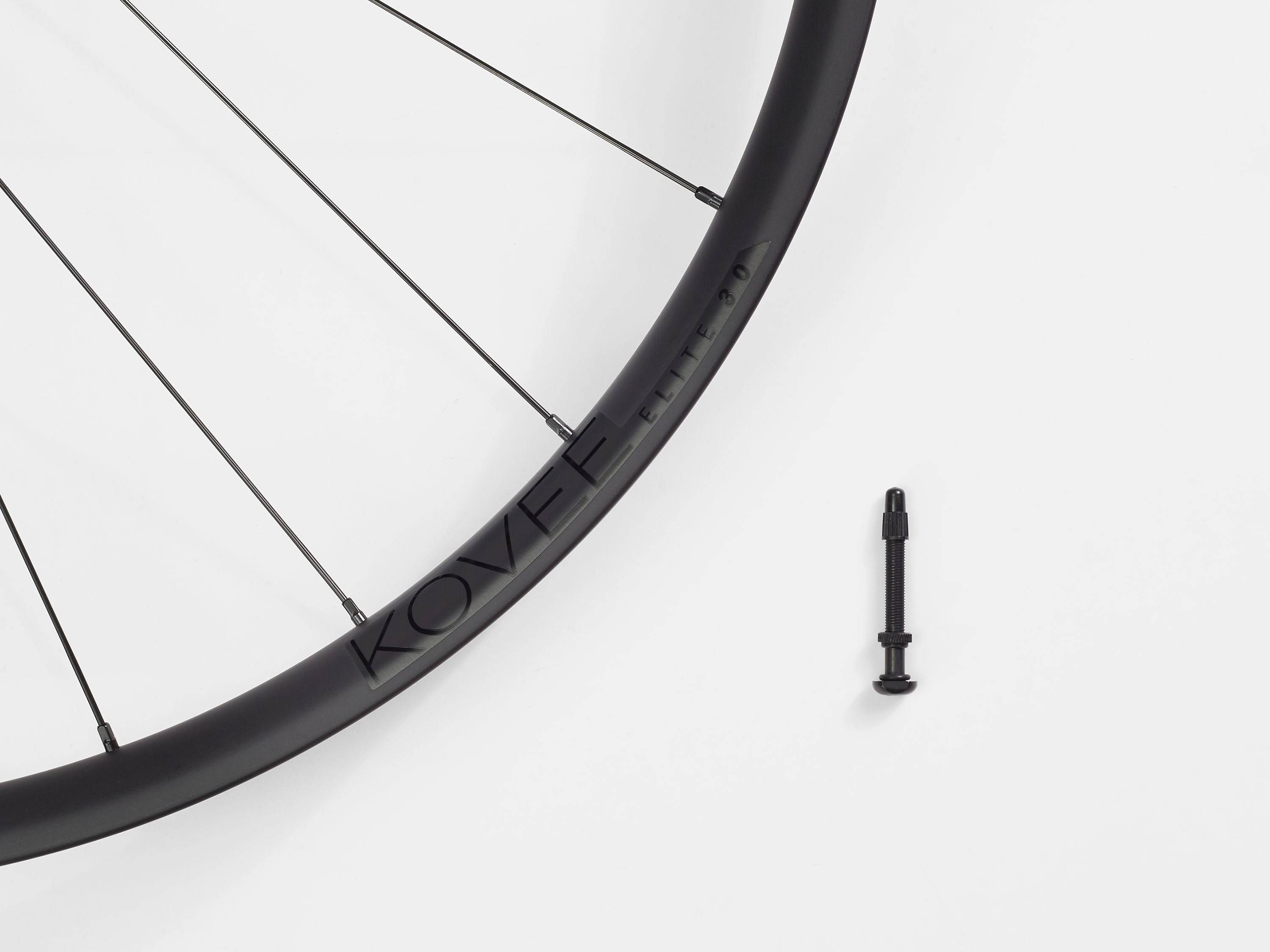 Bontrager Kovee Elite 30 TLR Boost 29-inch carbon MTB wheel with tubeless-ready design and boost hub for mountain biking.