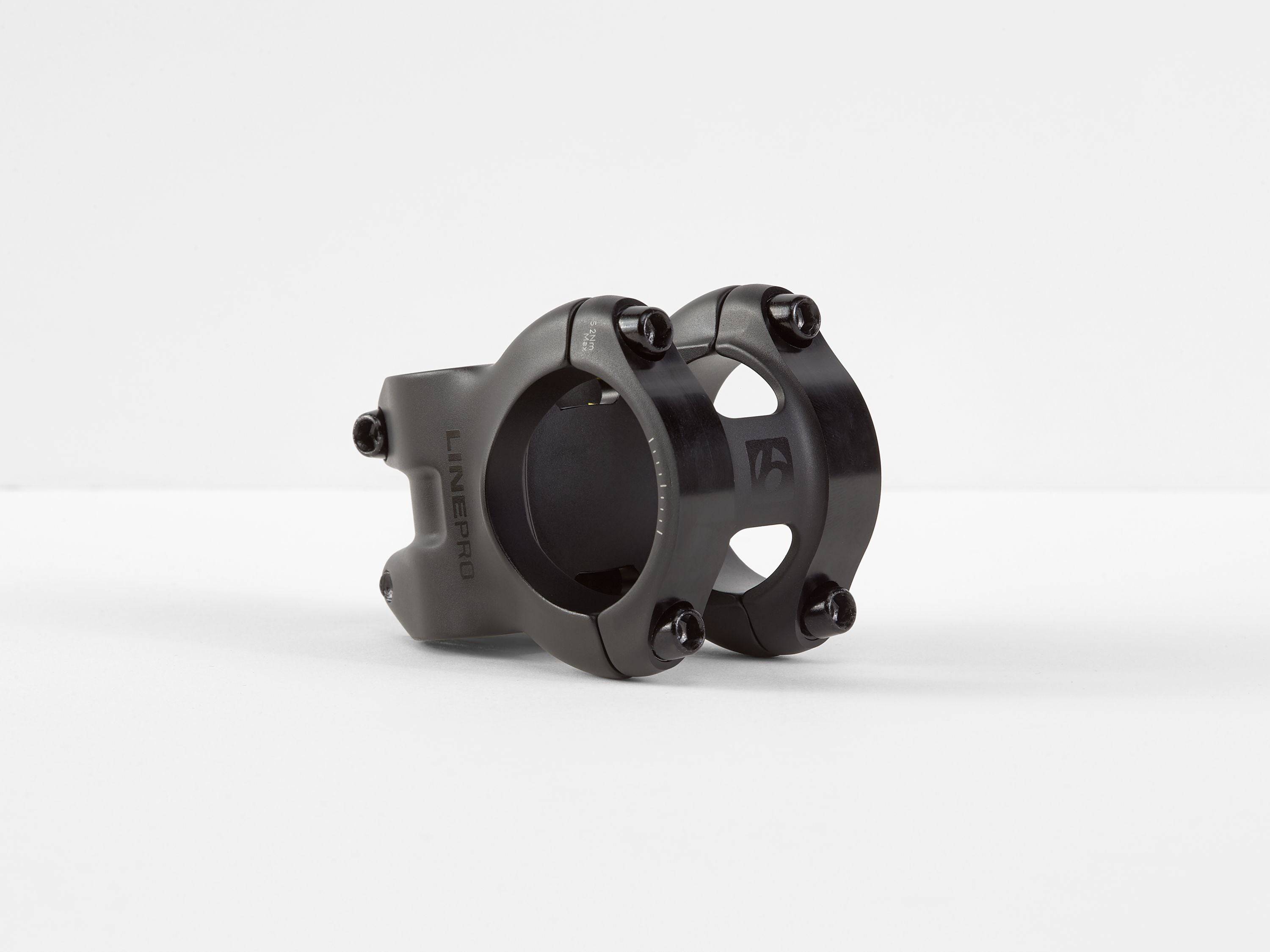 Bontrager Line Pro 35 stem with 0-degree angle, featuring Blendr mounts for Garmin and Ion accessories on a mountain bike component