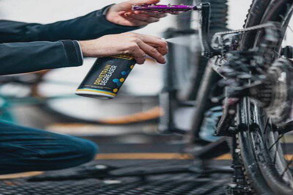 Gtechniq Bike Drivetrain Degreaser biodegradable cleaner applied to bike chain and cassette for workshop use