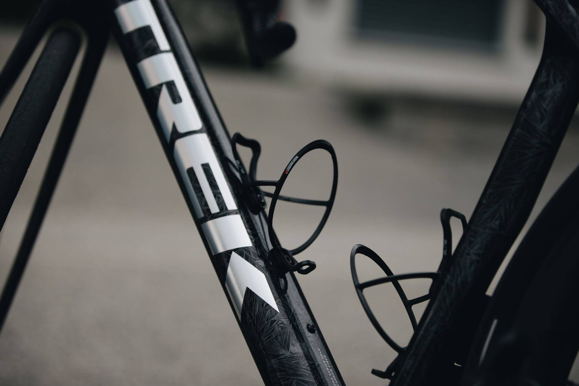 Elite Leggero carbon fibre bottle cage, lightweight Italian cycling accessory, shown mounted on a bicycle frame.