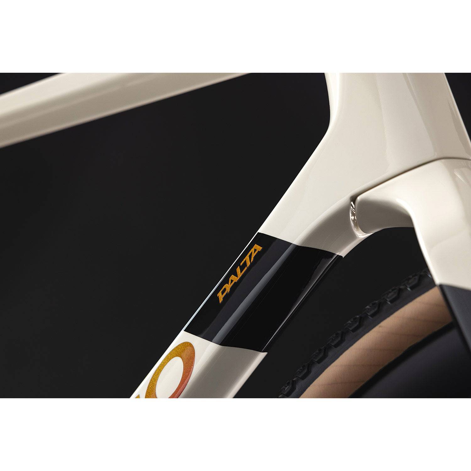 Basso Palta gravel bike frameset with Paradigma stem and carbon handlebars, featuring sleek design and lightweight construction.