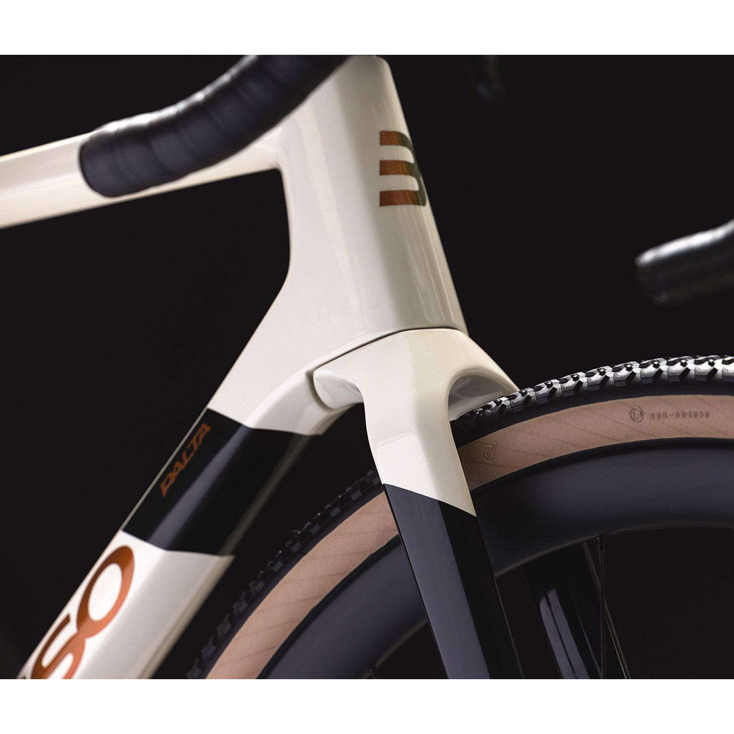 Basso Palta gravel bike frameset with Paradigma stem and carbon handlebars, showcasing sleek design and lightweight construction.