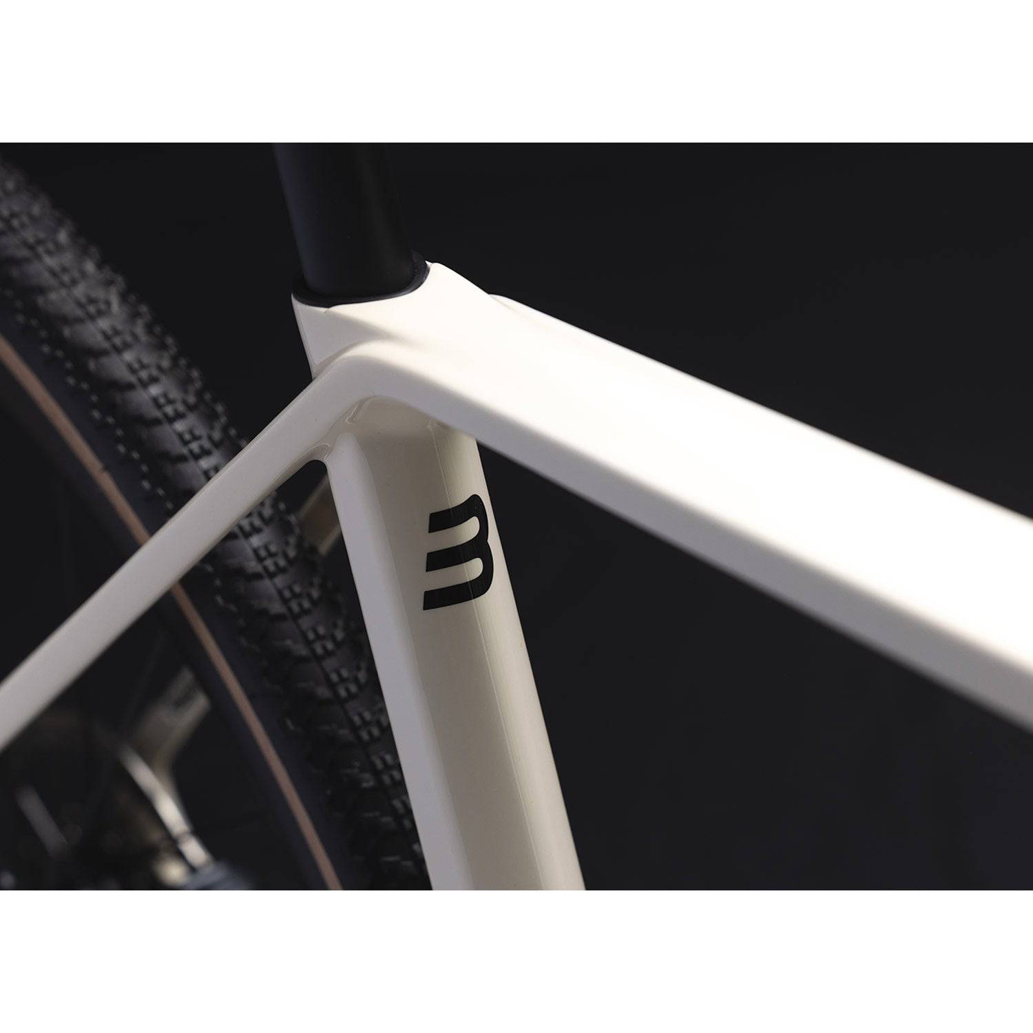 Basso Palta gravel bike frameset with Paradigma stem and carbon handlebars, showcasing sleek frame design and components.
