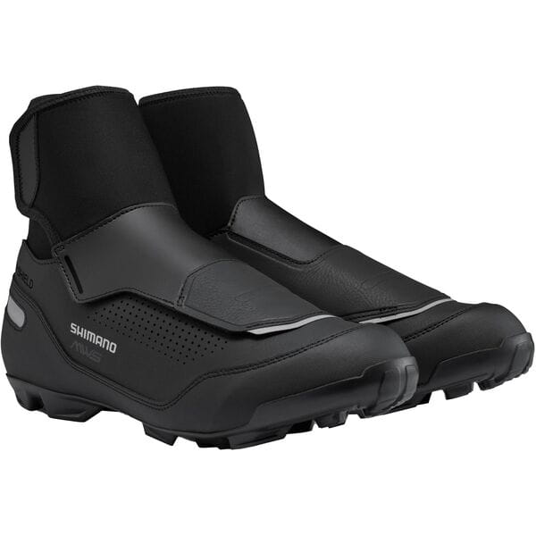 Shimano MW5 MTB shoes with waterproof DryShield membrane, reflective accents, and warm cycling footwear for mountain biking.
