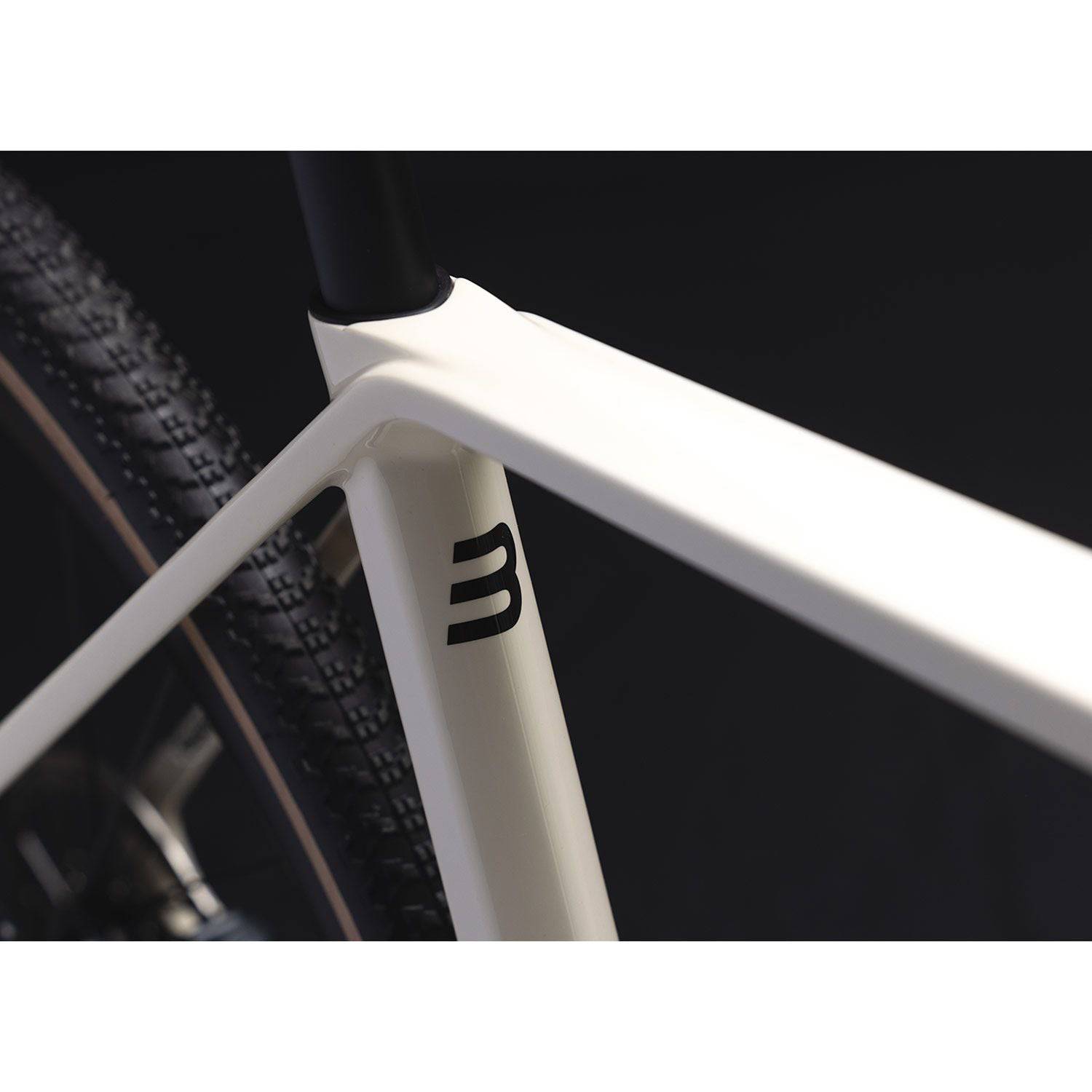 Basso Palta gravel bike frameset with Paradigma stem and carbon handlebars, featuring sleek black design and lightweight construction.