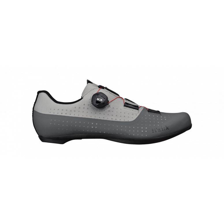 Fizik R4 Tempo Overcurve road cycling shoes with BOA closure and carbon outsole, shown from the side highlighting design and closure system.