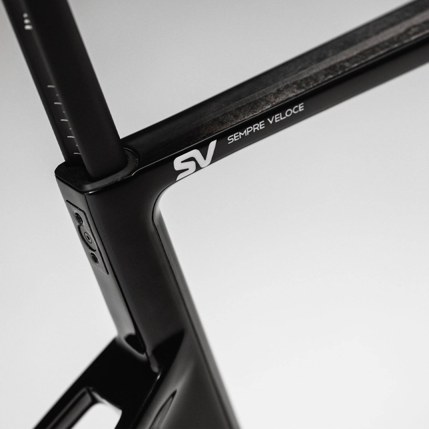 Basso SV Super Record 13x wireless road bike with Campagnolo disc brakes, featuring sleek frame and high-performance components.