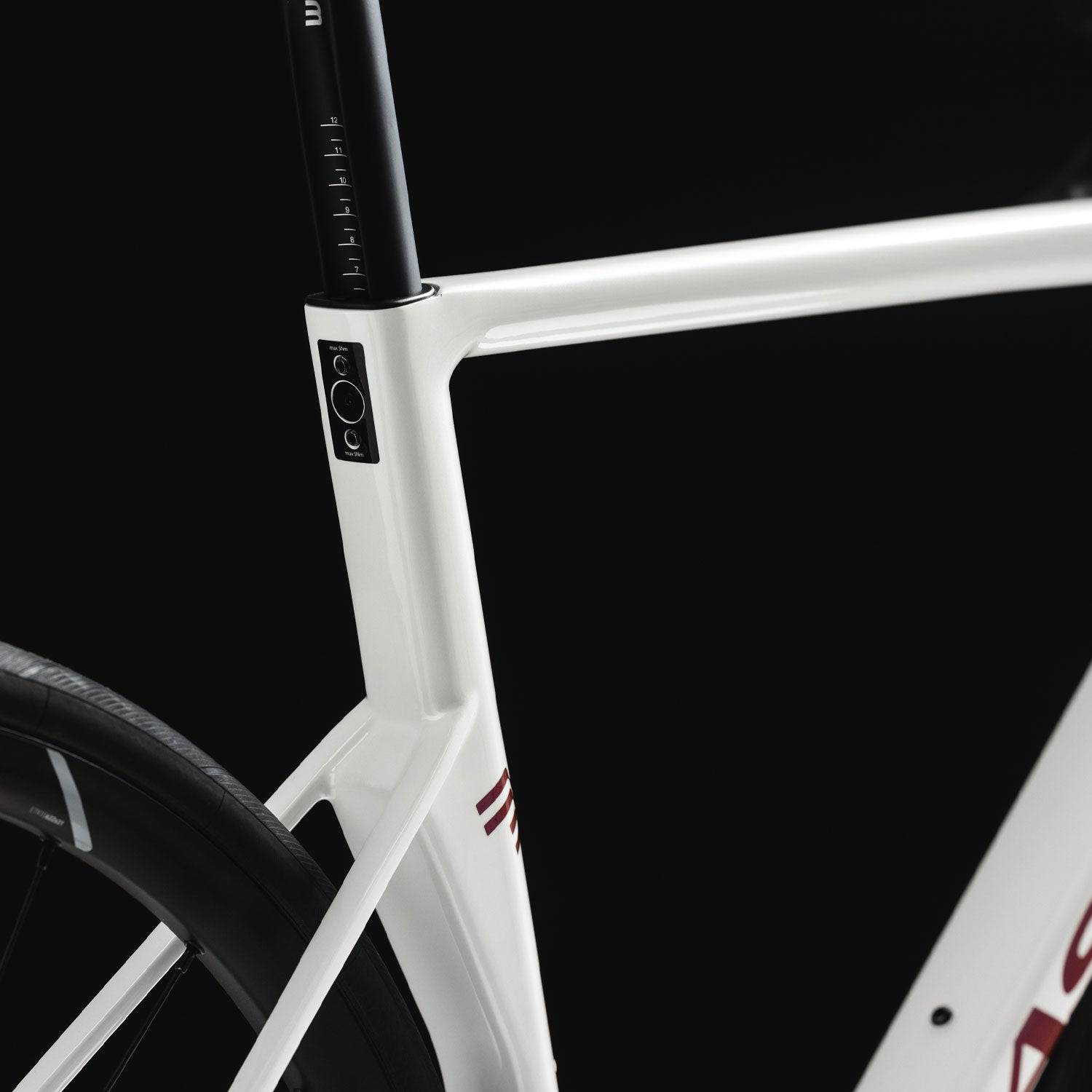 Basso Venta R 105 12-speed microtech road bike featuring lightweight frame and advanced gear components, Italian craftsmanship.
