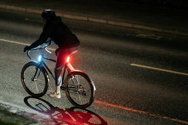 Knog Big Cobber bike light set with USB rechargeable, waterproof design, showcasing front and rear lights with 330° visibility.