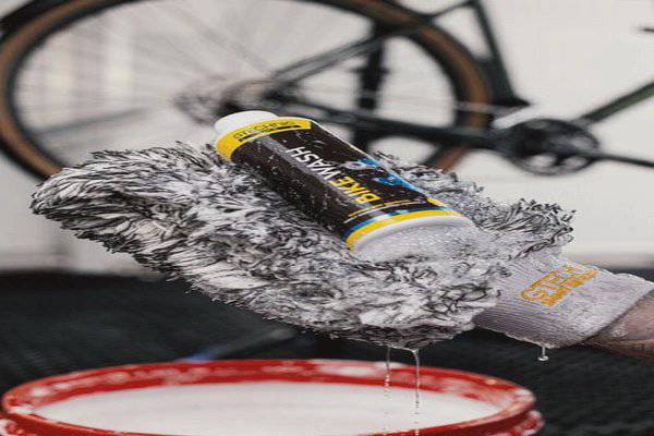 Gtechniq Bike Wash 250ml bottle with pump, biodegradable pH-neutral cleaner for bike washing and maintenance in a workshop setting