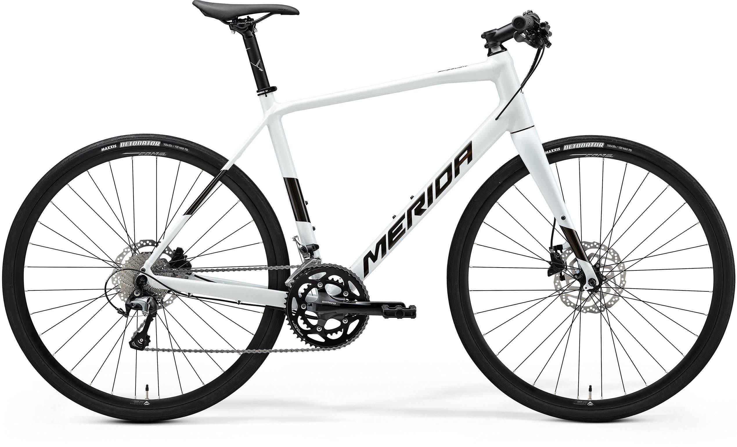 Merida Speeder 300 hybrid bike with hydraulic disc brakes and carbon fork, suitable for commuting and fitness riding.