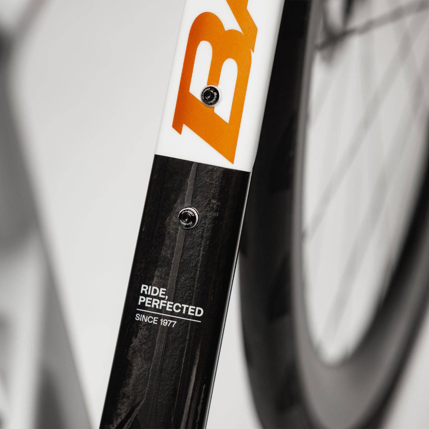 Basso SV Burano white road bike frameset with integrated handlebars and aerodynamic design, showcasing lightweight cycling components.