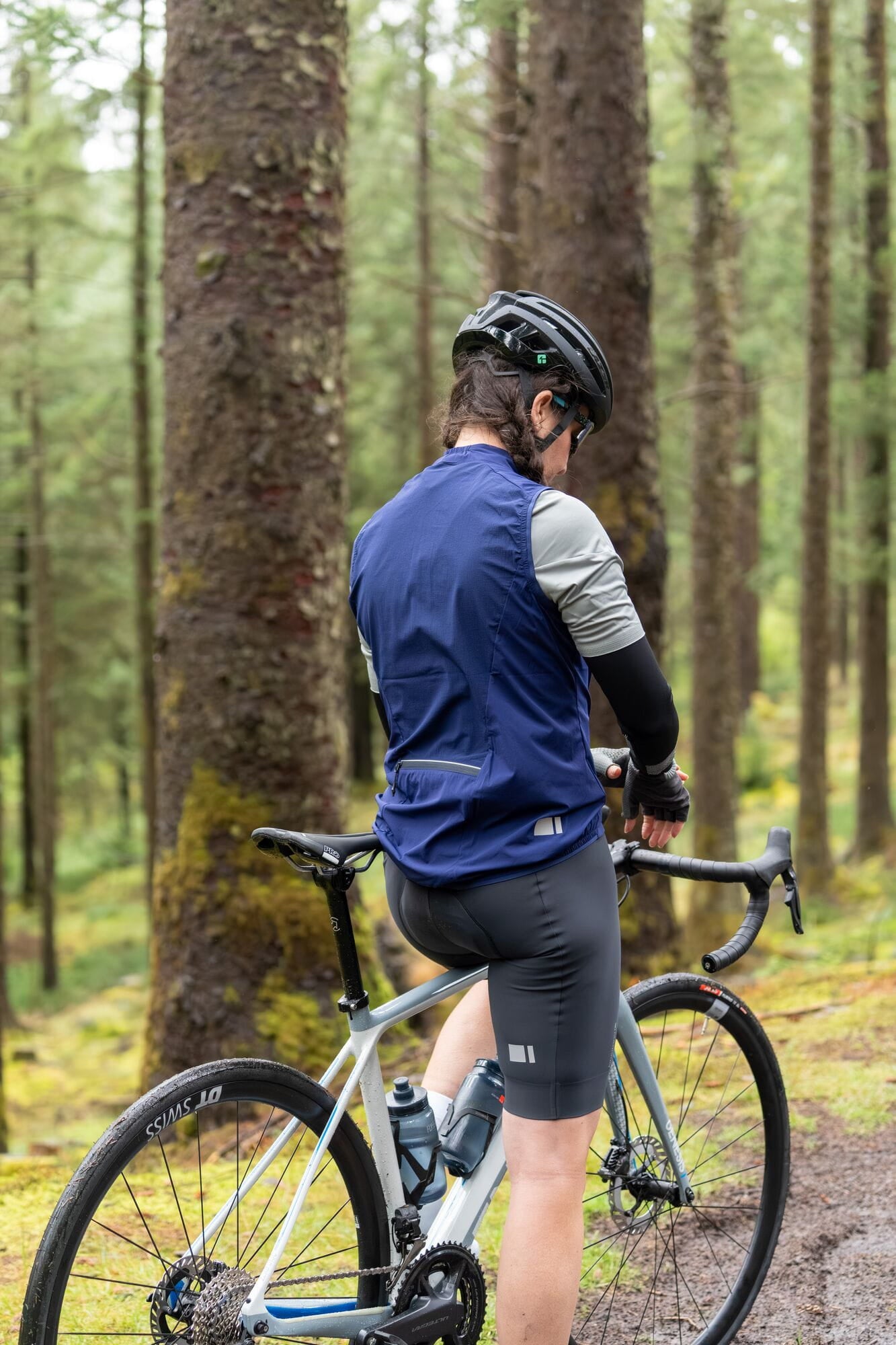 Madison women's windproof packable cycling gilet with reflective inserts, lightweight and suitable for outdoor riding.
