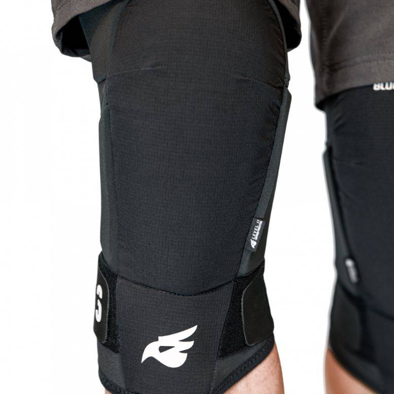 Bluegrass Bluegrass 3Strap knee pads with level 2 MTB protection, showing blue padding and adjustable straps for mountain biking.
