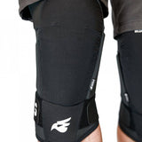Bluegrass Bluegrass 3Strap knee pads with level 2 MTB protection, showing blue padding and adjustable straps for mountain biking.