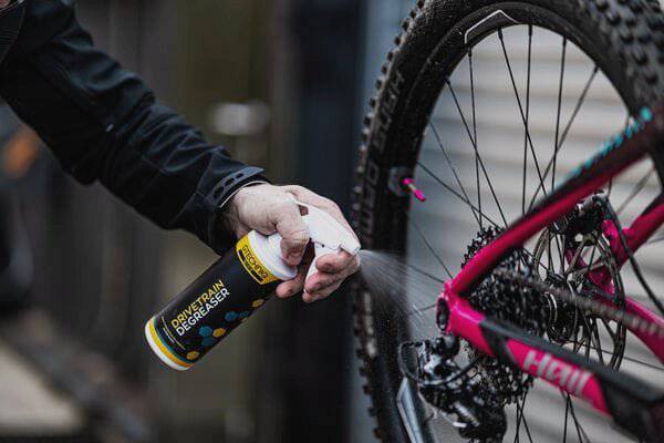Gtechniq Bike Drivetrain Degreaser workshop bottle with label, biodegradable concentrated cleaner for bike chains and cassettes.