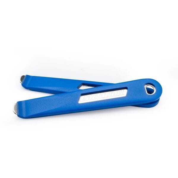 Park Tool TL-6.3 steel-core bicycle tyre lever set for bike tire repair, shown with two durable tyre levers on a workshop surface.